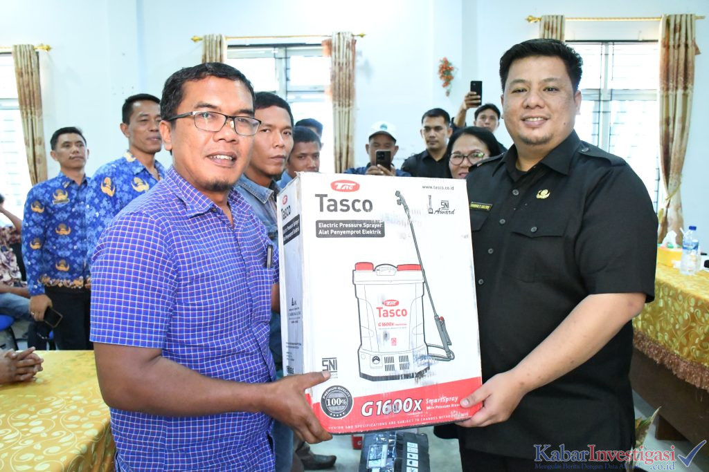 Bupati Samosir Serahkan Bantuan Alsintan Sumber Dana APBN 2025.