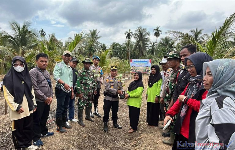 Polsek Tembilahan Hulu Serahkan Bibit Pohon dan Sembako Dukung Progam Swasembada Pangan 2025