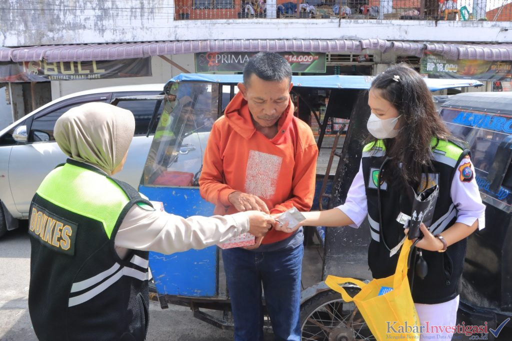 Wujud Kepedulian Si Dokkes dan Sat Lantas Polres Samosir dalam Bakti Sosial Menyambut Hari Bhayangkara ke-79