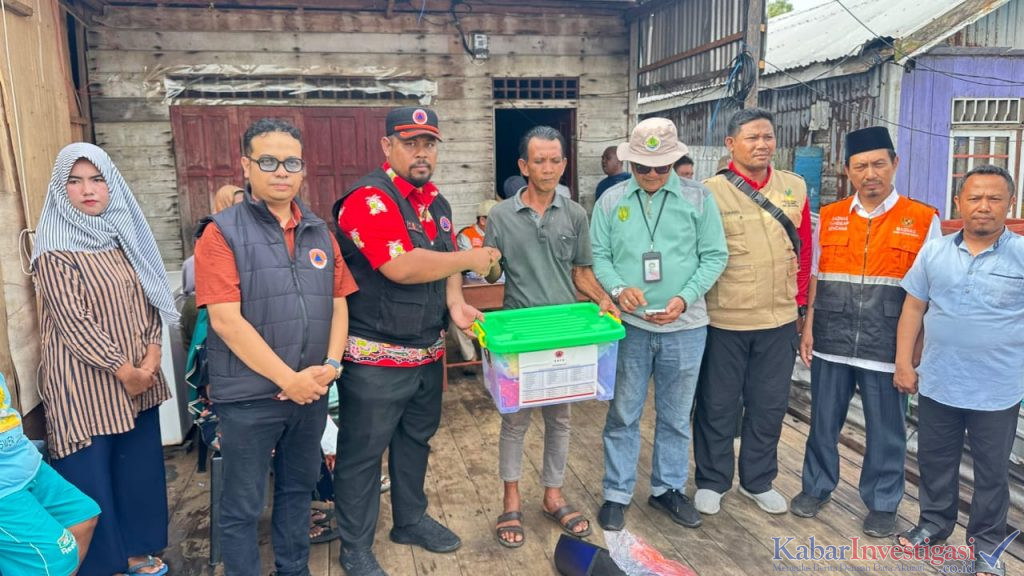 Bupati Inhil Tunjukkan Kepedulian, Salurkan Bantuan Untuk Korban Angin Puting Beliung di Desa Sungai Bela