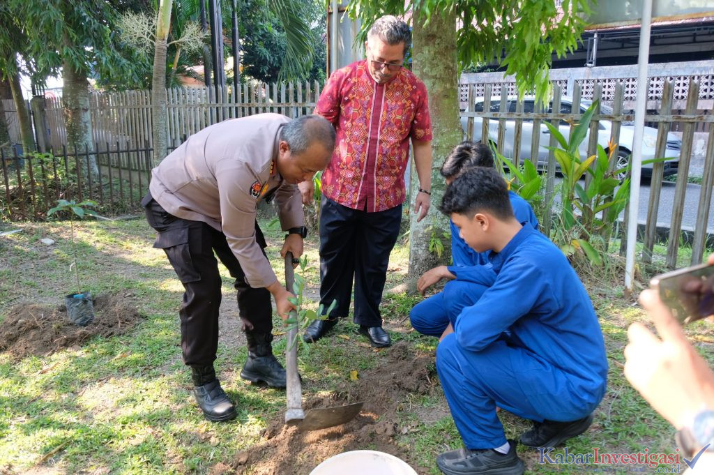 Tanamkan Kepedulian Lingkungan, Polda Riau Gencarkan Green Policing di SMK Labor Pekanbaru
