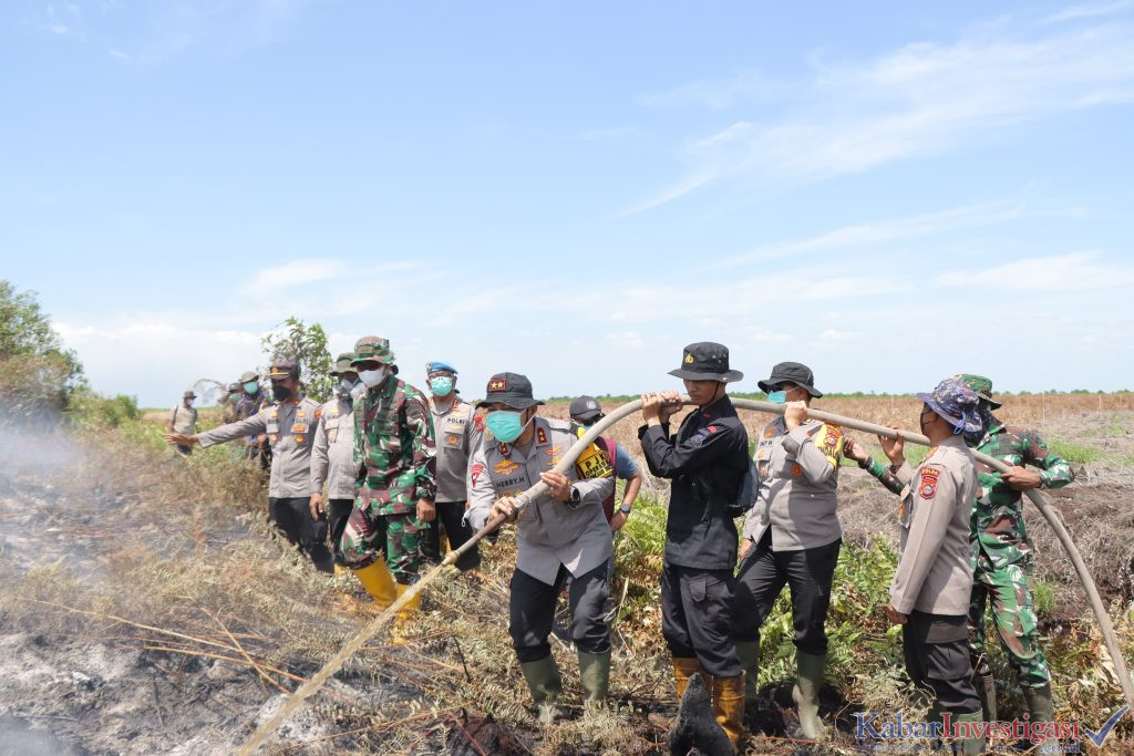 Kolaborasi Polisi-TNI-BPBD Berjibaku Padamkan Karhutla di Rokan Hilir