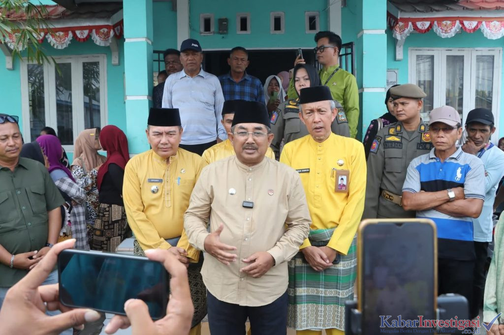Bupati Serahkan 297 Paket Sembako di Kampung Nelayan dalam Rangka HUT RI ke-80 dan Hari Jadi ke-60 Kabupaten Tanjab Barat