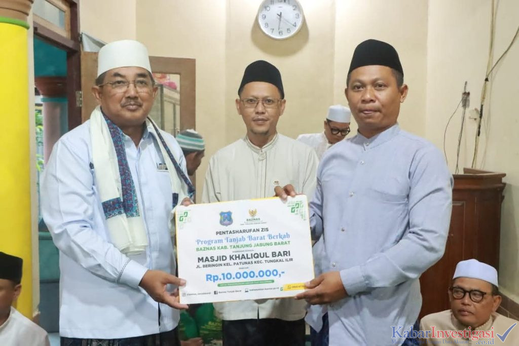 Safari Subuh di Masjid Khalikul Bari, Bupati Tanjab Barat Serahkan Bantuan dan Ajak Jaga Kebersihan serta Lindungi Anak