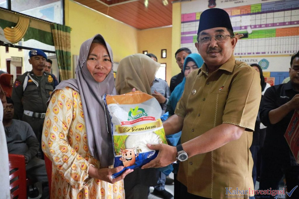 Bupati dan Ketua TP-PKK Tanjab Barat Salurkan Bantuan Korban Puting Beliung