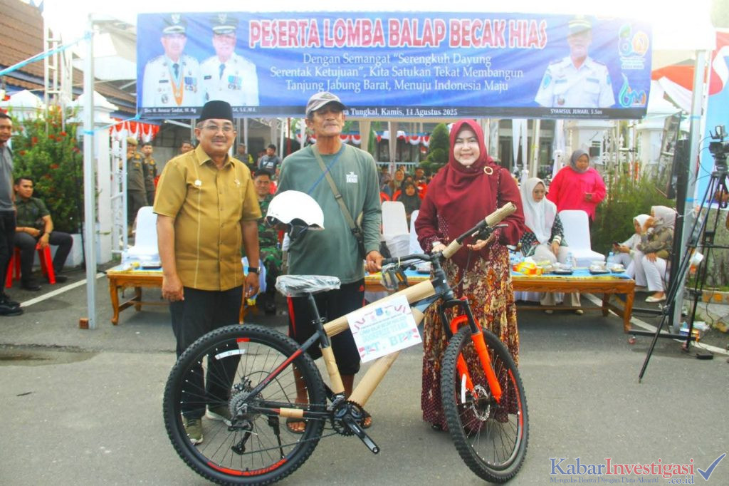 Lestarikan Transportasi Tradisional, Bupati Anwar Sadat Saksikan Lomba Balap Becak Hias