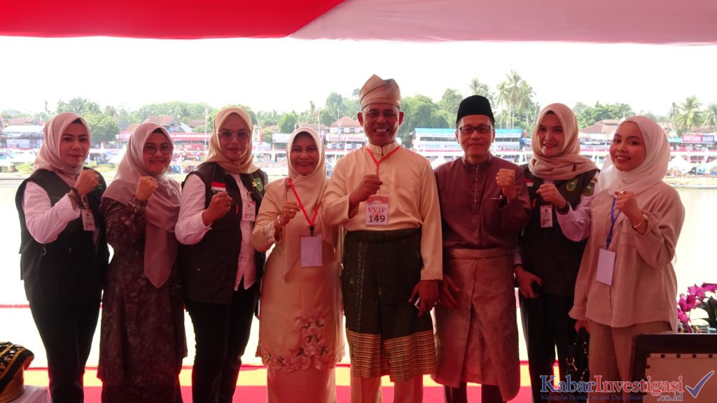 Bupati Inhil H Herman Saksikan Peresmian Festival Pacu Jalur 2025 di Kuantan Singingi