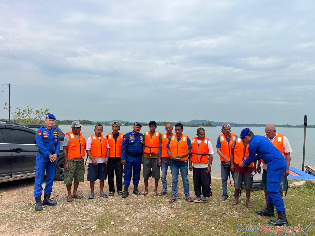 Sambang Dialogis Satpolairud Polresta Barelang Berikan Sosialisasi Penggunaan Life Jacket Kepada Kru Kapal Motor Kayu dan TKBM