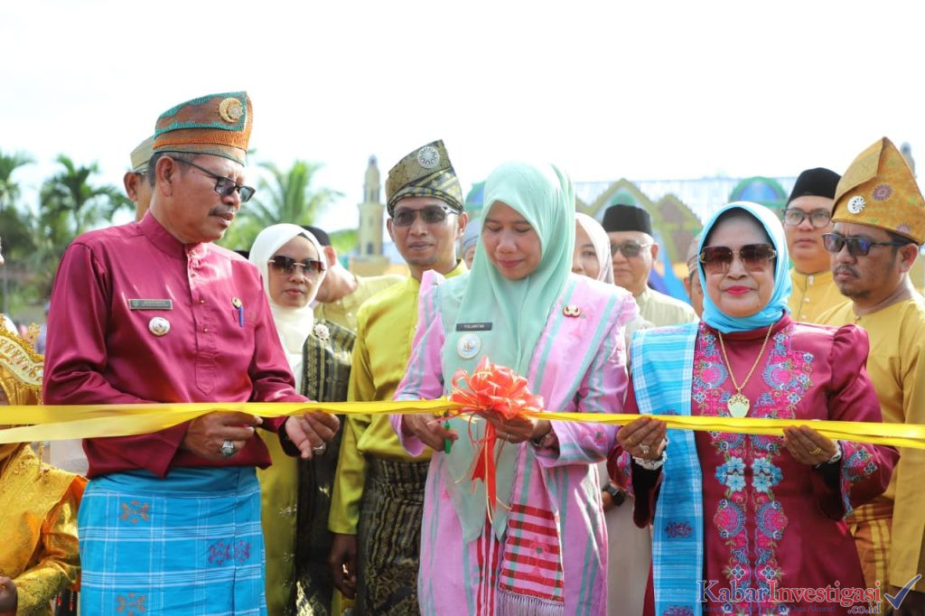 Wakil Bupati Indragiri Hilir (Inhil) Yuliantini, melepas Pawai Ta’ruf sekaligus meresmikan Bazar dalam rangka Seleksi Tilawatil Quran (STQ) Kecamatan Teluk Belengkong