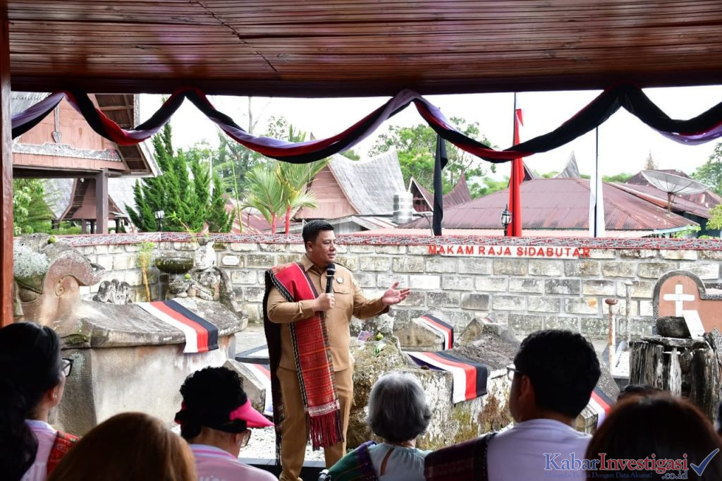 Makam Sidabutar Direnovasi, Bupati Samosir Apresiasi Perhatian Keluarga Sabam Sirait dan Siap Kerjasama