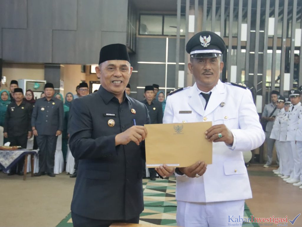 Bupati Inhil Didampingi Ketua Tp Pkk Kukuhkan Penambahan Masa Jabatan 193 Kepala Desa Dan Ketua Pkk Desa