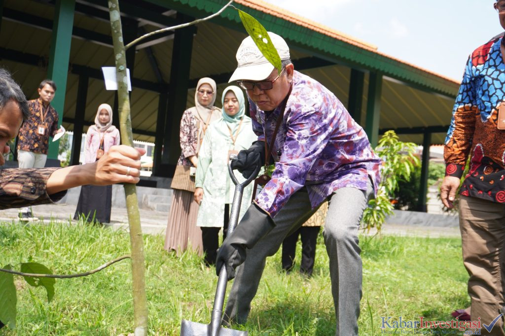 Filosofi Hamemayu Hayuning Bawono:Dies ke-43 UWM Diawali dengan Tanam Pohon