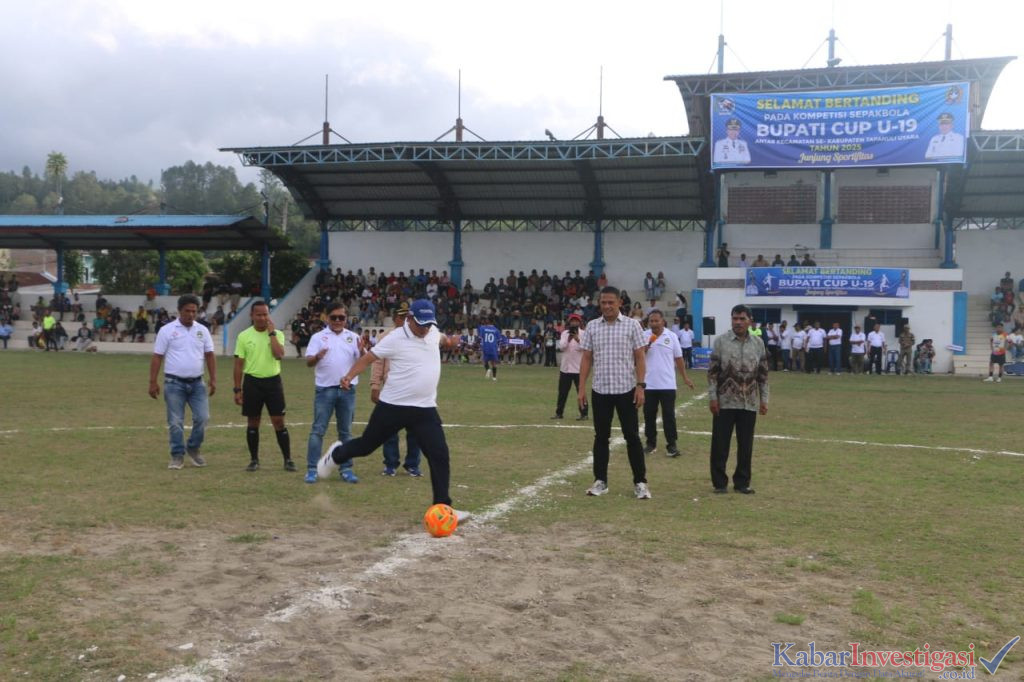 Bupati Tapanuli Utara JTP Hutabarat Buka Kompetisi Sepak Bola U-19 Antar Kecamatan, Tekankan Pentingnya Pembangunan Karakter