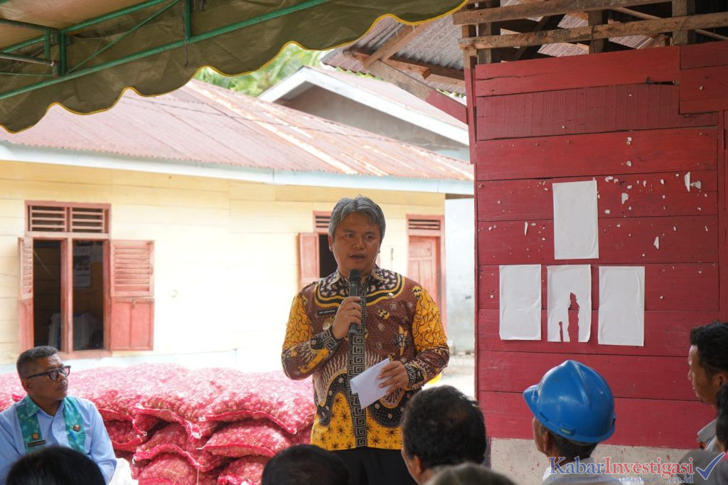 Pemkab Taput Serahkan Bantuan Bibit Bawang Merah CSR SOL untuk Kelompok Tani di Desa Sigurunggurung