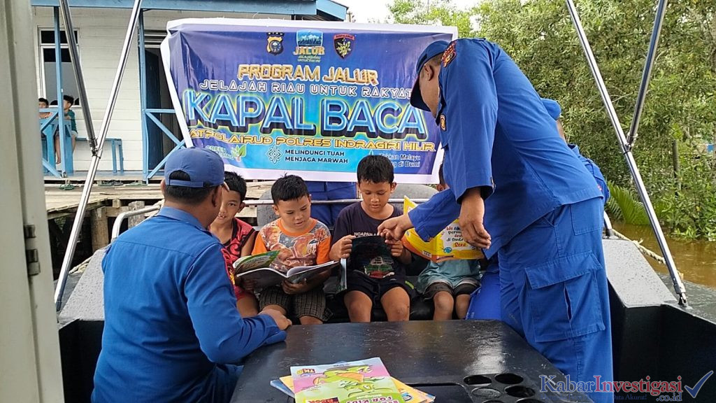 SATPOLAIRUD POLRES INDRAGIRI HILIR LAKSANAKAN PROGRAM “JALUR” PUSTAKA TERAPUNG UNTUK ANAK PESISIR PULAU BURUNG