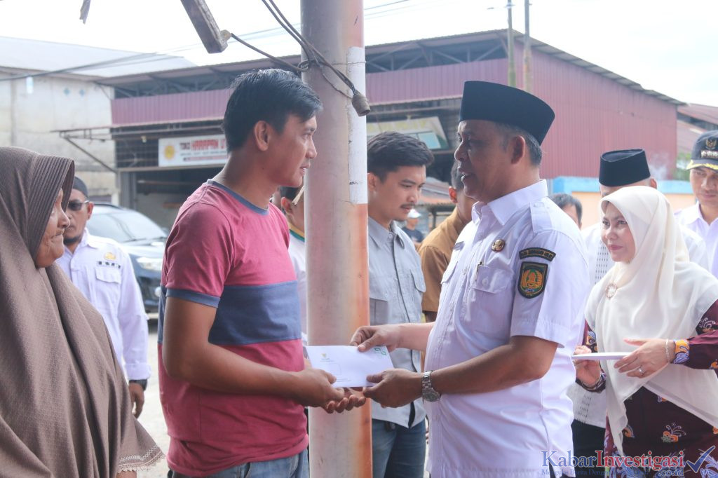 Bupati Inhil Herman Serahkan Bantuan kepada Korban Kebakaran di Tembilahan Hulu
