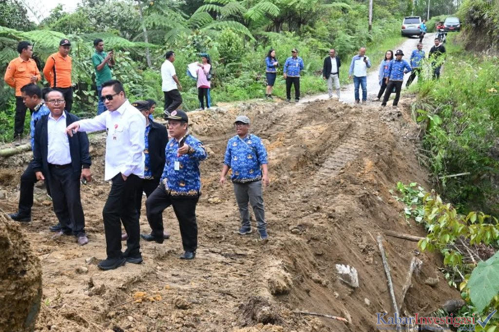 Bupati Humbang Hasundutan Tinjau Jalan Longsor Antar Dusun di Desa Sampetua