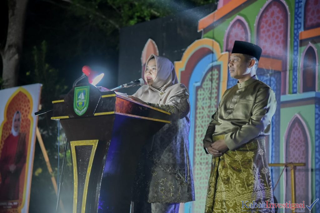 Bupati Bengkalis Kasmarni Saat Menekan Tombol sirine Tanda Dimulainya Pembukaan MTQ Ke-20 Tingkat Kecamatan Siak Kecil