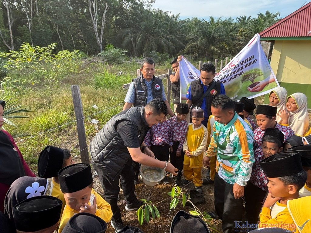 Polres Kuansing Laksanakan Edukasi Green Policing Usia Dini dan Penanaman Pohon di MI At-Tanwir Sentajo Raya