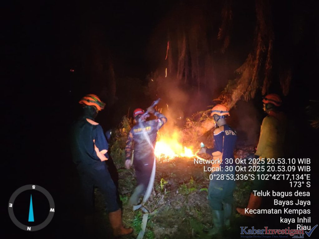 BPBD Inhil Terjunkan Tim untuk Padamkan Kebakaran Lahan di Desa Bayas Jaya, Kecamatan Kempas