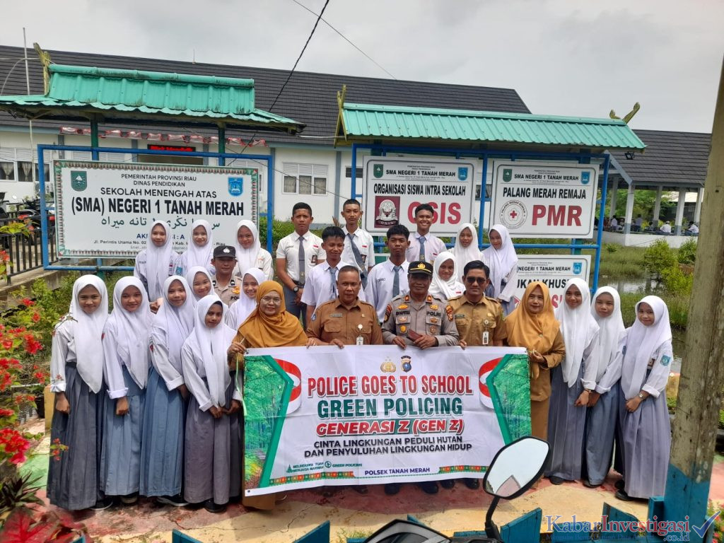 Polsek Tanah Merah Upacara Bendera dan Sosialisasi Penanaman Pohon (Green Policing) di SMA Negeri 01 Tanah Merah