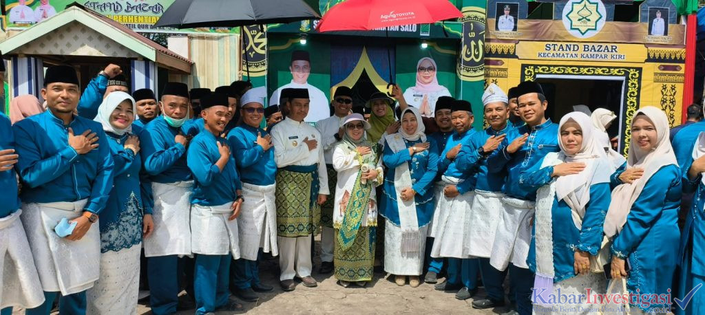 Bupati Kampar H. Ahmad Yuzar, S.Sos., M.T. dan Wakil Bupati Kampar Dr. Hj. Misharti, S.Ag., M.Si. Kunjungi Stand Kecamatan Salo, Beri Semangat di MTQ Kampar Utara