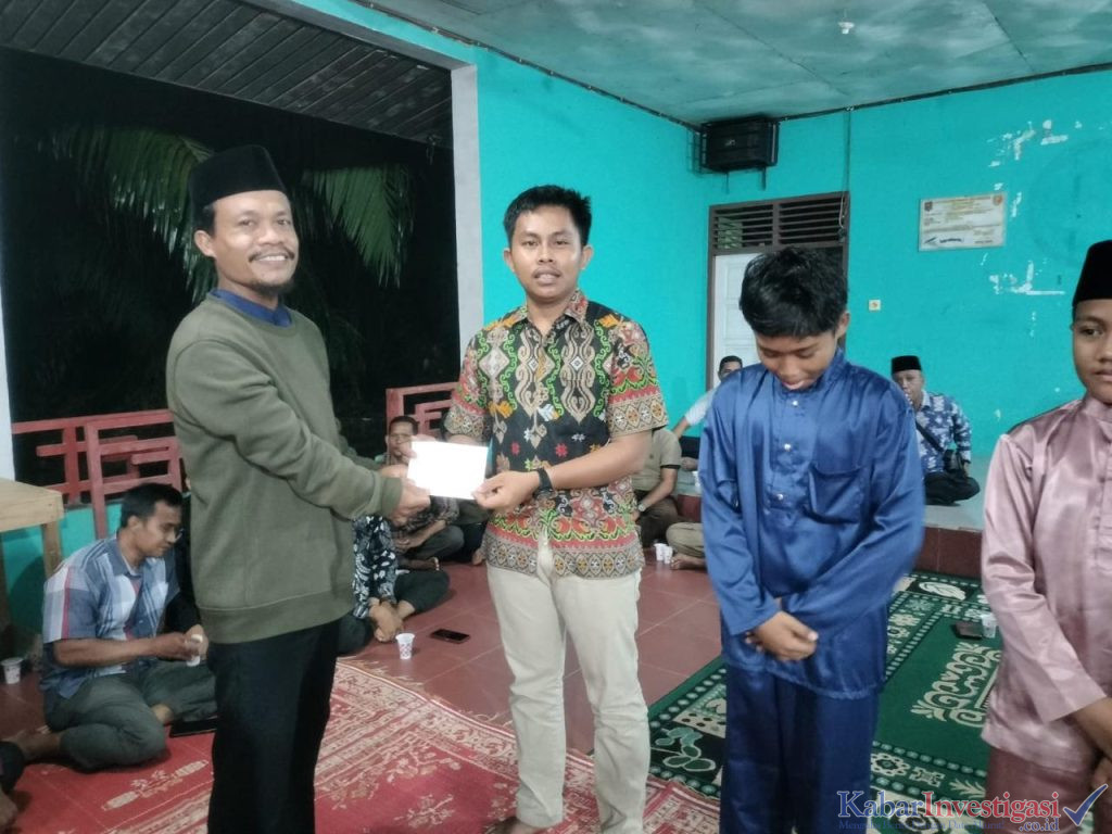 Pemdes Api-Api Apresiasi Anak Berprestasi, Serahkan Sagu Hati.