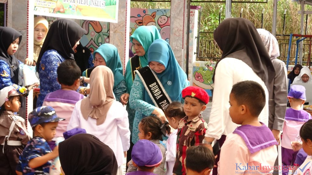 Menjalankan amanahnya mewujudkan PAUD berkualitas, Bunda PAUD Indragiri Hilir (Inhil), Katerina Susanti Herman, sambangi TK Viedu Inklusi, yang terletak di Jalan Kembang, Tembilahan