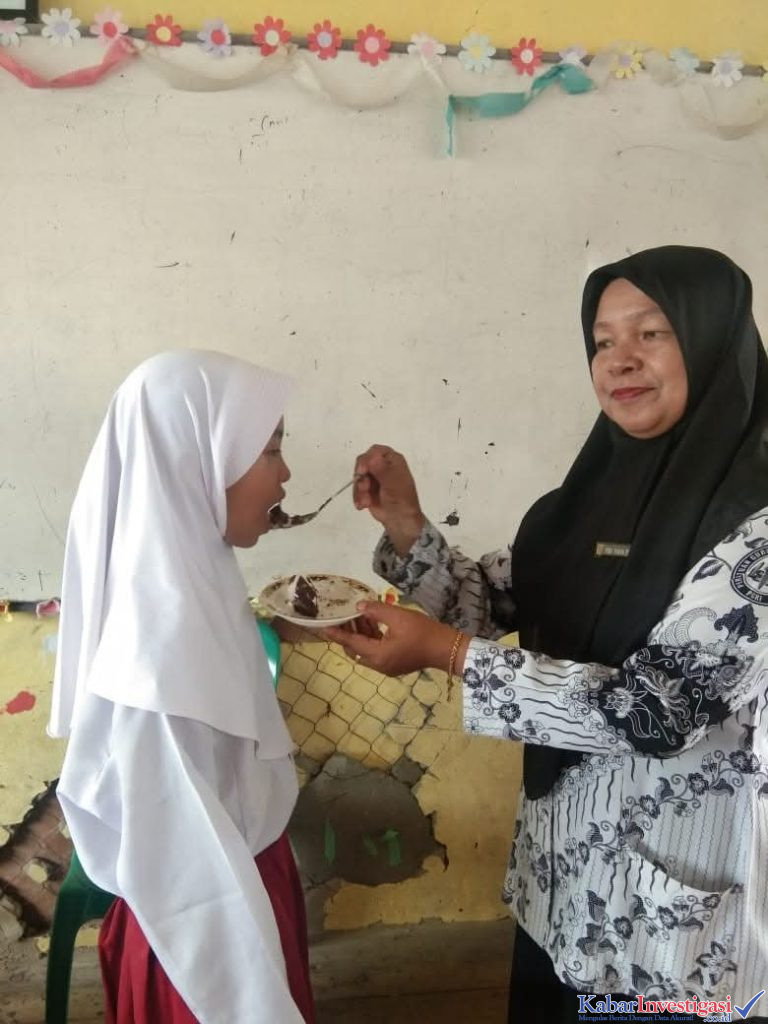 SDN 010 Tanah Merah Peringati Hari Guru dengan Meriah