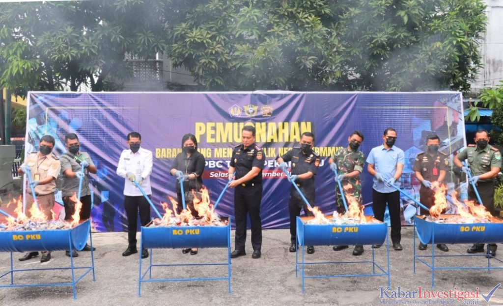 Miliyaran Rupiah Baràng Ilegal Hasil Penindakkan Bea Cukai Pekanbaru Di Musnakan