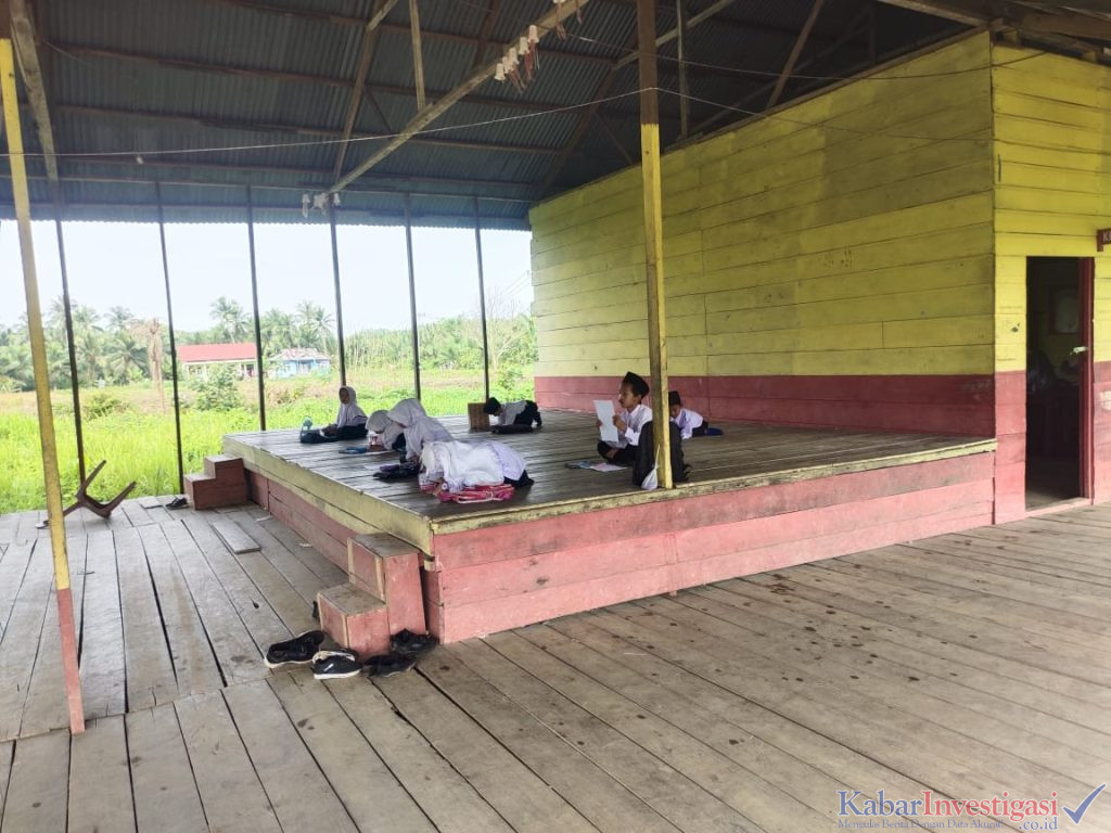 Siswa/Siswi MI DDI Sungai Mahang Ujian Semester Lesehan, Menyedihkan Tampa Lokal, Tampa Kursi dan Meja”