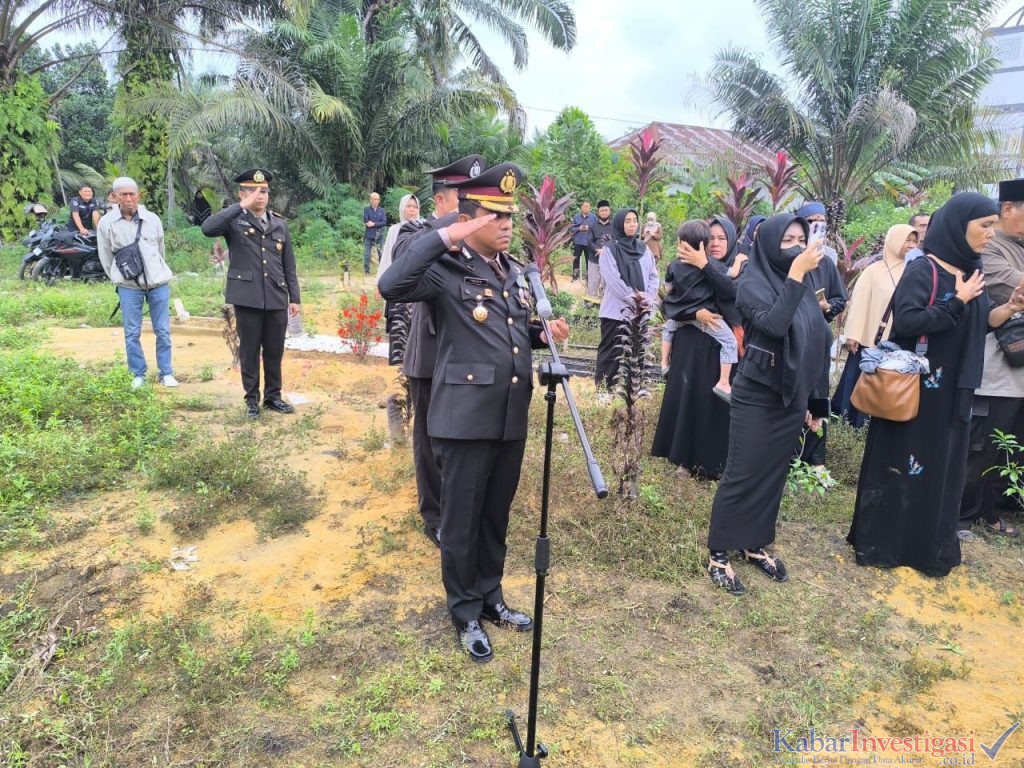 Kapolres inhil AKBP Farouk Otora Pimpin langsung Upacara Pemakaman Alm. AKP Sukirul