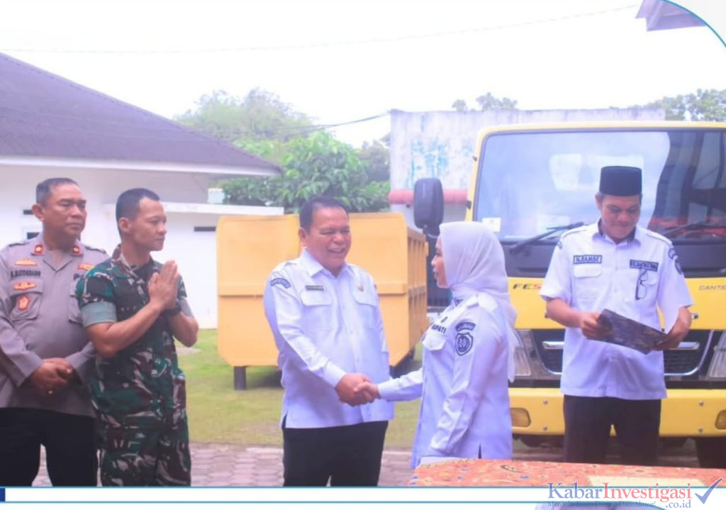 Bupati Labuhanbatu, dr. Hj. Maya Hasmita, Sp.OG., MKM, menyerahkan tiga unit truk sampah ambrol kepada Kecamatan Rantau Utara.