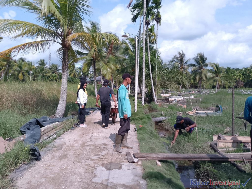 Camat Gaung Apresiasi Semangat Pemuda dalam Gotong Royong Semenisasi Jalan Setapak di Lingkungan TPU Kuala Lahang