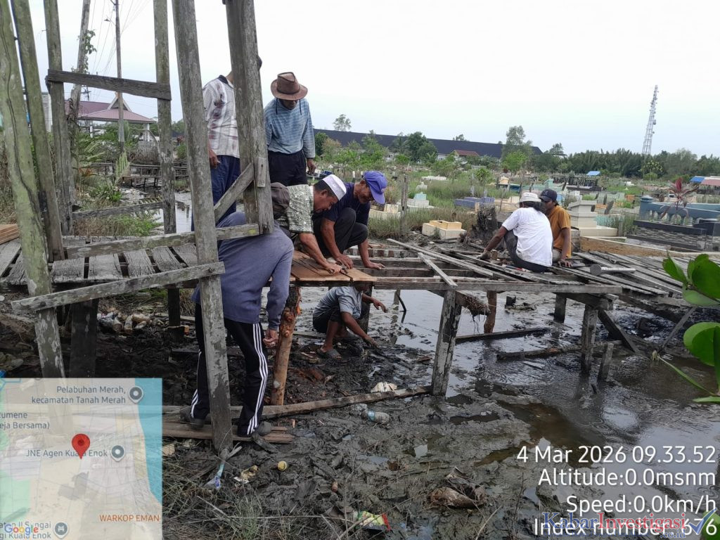 Martin, S.Pd Gelar Gotong Royong Jembatan Penyeberangan TPU Tempat Permakaman Umum (TPU)di RW 03