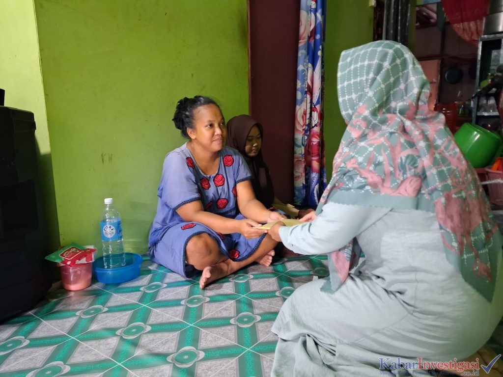 SMA Negeri 1 Tanah Merah Takziah ke Rumah Duka Nurul Safari, Siswi Yatim Piatu