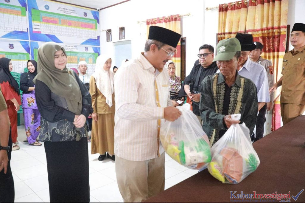 Bupati Anwar Sadat Salurkan Ratusan Paket Sembako Bersubsidi di Kuala Betara