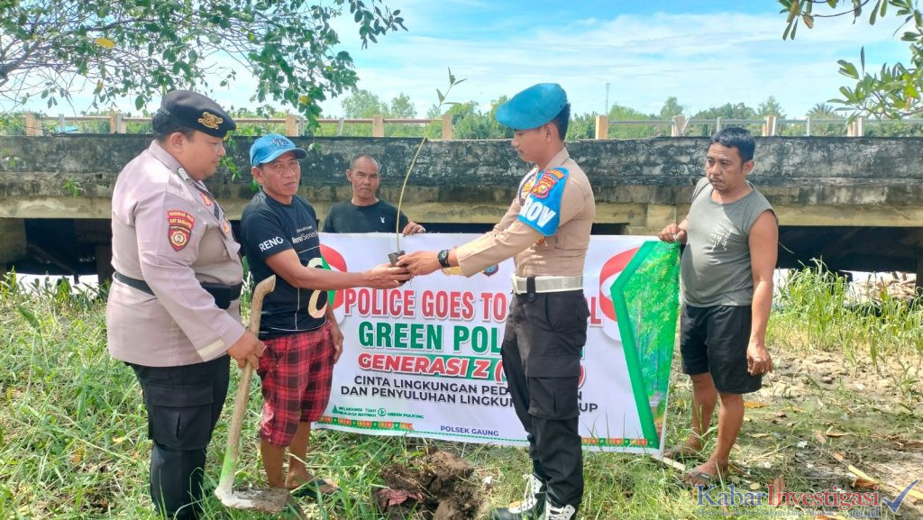 Polsek Gaung Gelar Sosialisasi Green Policing di Kuala Lahang, Tanam Bibit Pohon Pulai