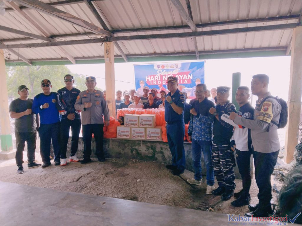 Hari Nelayan Nasional, Polsek Kundur Bersama KSOP Salurkan Life Jacket kepada Nelayan