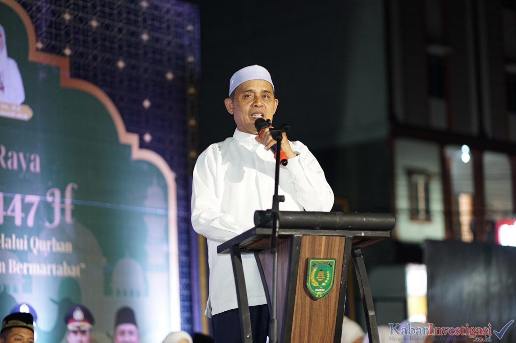 Kebersamaan Iduladha di Keritang, Bupati Herman Ikut Sembelih Sapi Qurban Presiden RI
