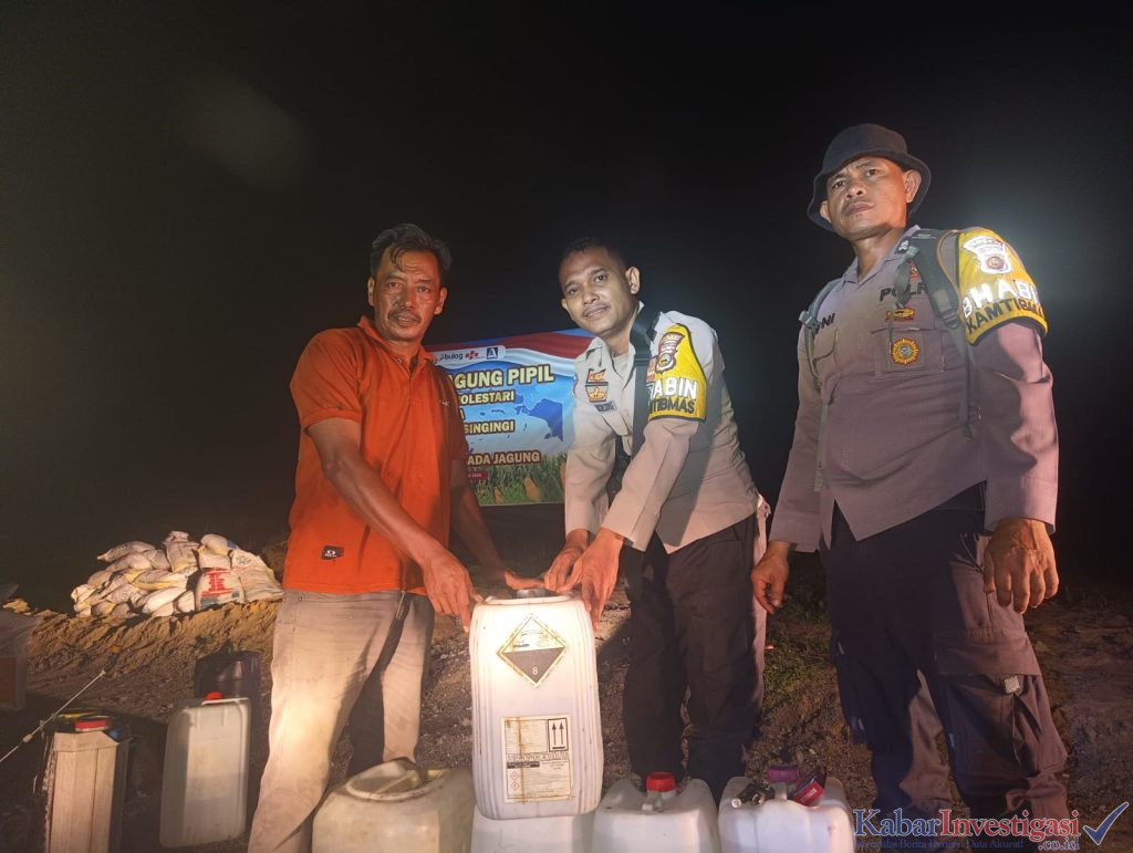 POLISI CINTA PETANI, BHABINKAMTIBMAS POLSEK SINGINGI HILIR SERAHKAN BANTUAN PUPUK DUKUNG KETAHANAN PANGAN
