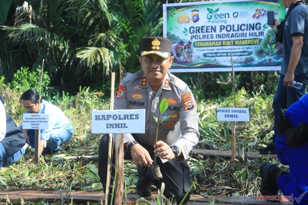 Kapolres Inhil AKBP Farouk Oktora S.H, S.I.K Pimpin Penanaman Bibit Mangrove dan Salurankan Bansos di Terusan Kempas.