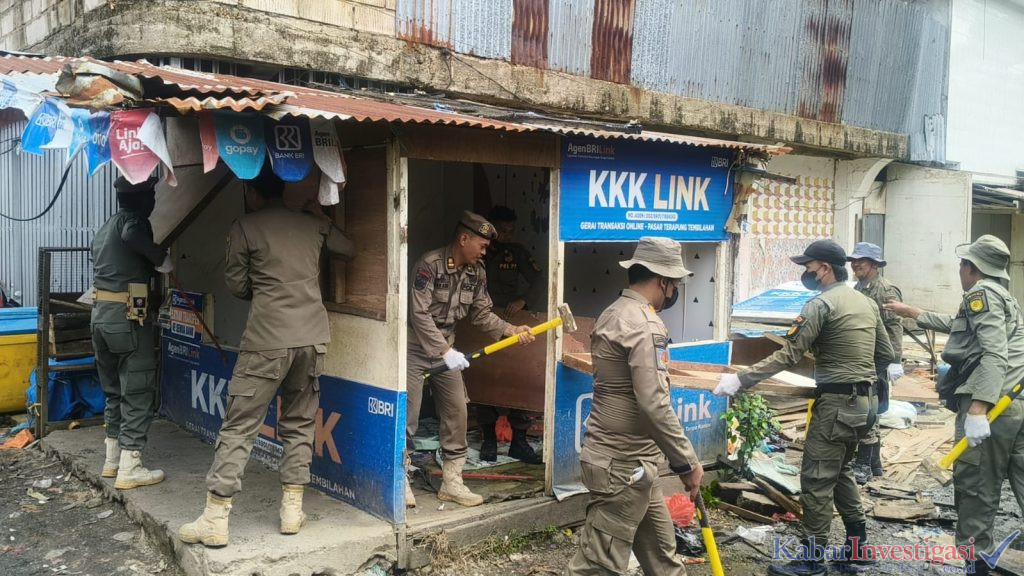 Dukung Penataan Pasar dan Wajah Kota, Satpol PP Inhil Tertibkan Kios di Kawasan Eks Air Mancur dan Pasar Tengah