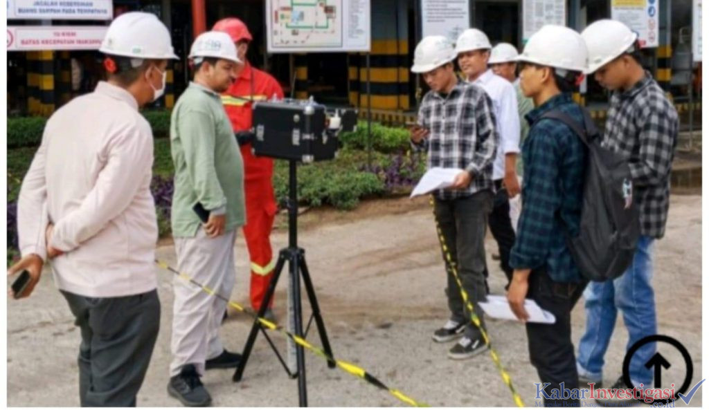 TERDUGA BAU LIMBAH DLH ROHIL DAN ALIANSI MAHASISWA TINJAU LANGSUNG PT SIA