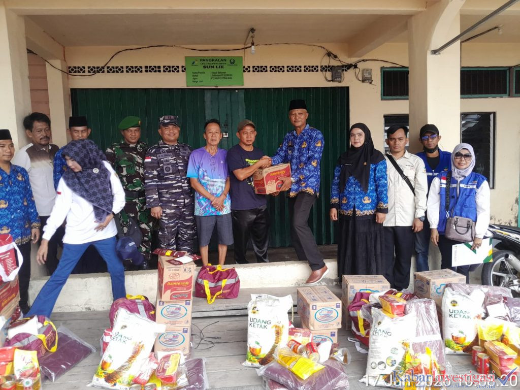 Dinsos & BPBD Inhil Salurkan 26 Paket Bantuan untuk Korban Longsor Kuala Enok via Camat Mulyadi