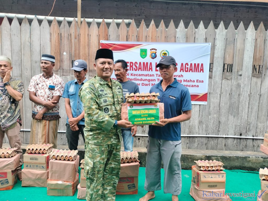 Danramil Kapten Delmy Armansyah Salurkan 6 Paket Sembako untuk Korban Abrasi Kuala Enok