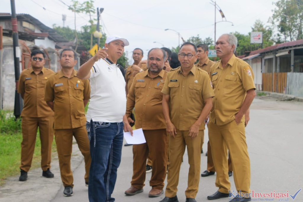Bupati Taput Tinjau Kondisi Taman Kota dan Tanggul Aek Sigeaon