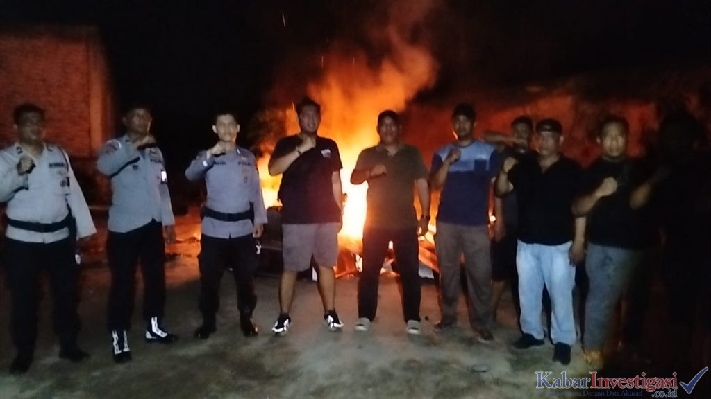 Respons Cepat Polisi! Barak Diduga Tempat Penyalahgunaan Narkoba di Aek Kanopan Timur Dibongkar dan Dibakar
