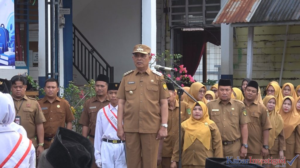 Bupati Herman Tekankan Pembentukan Karakter Saat Pimpin Apel Hari Pertama Sekolah di SMPN 1 Tembilahan Hulu