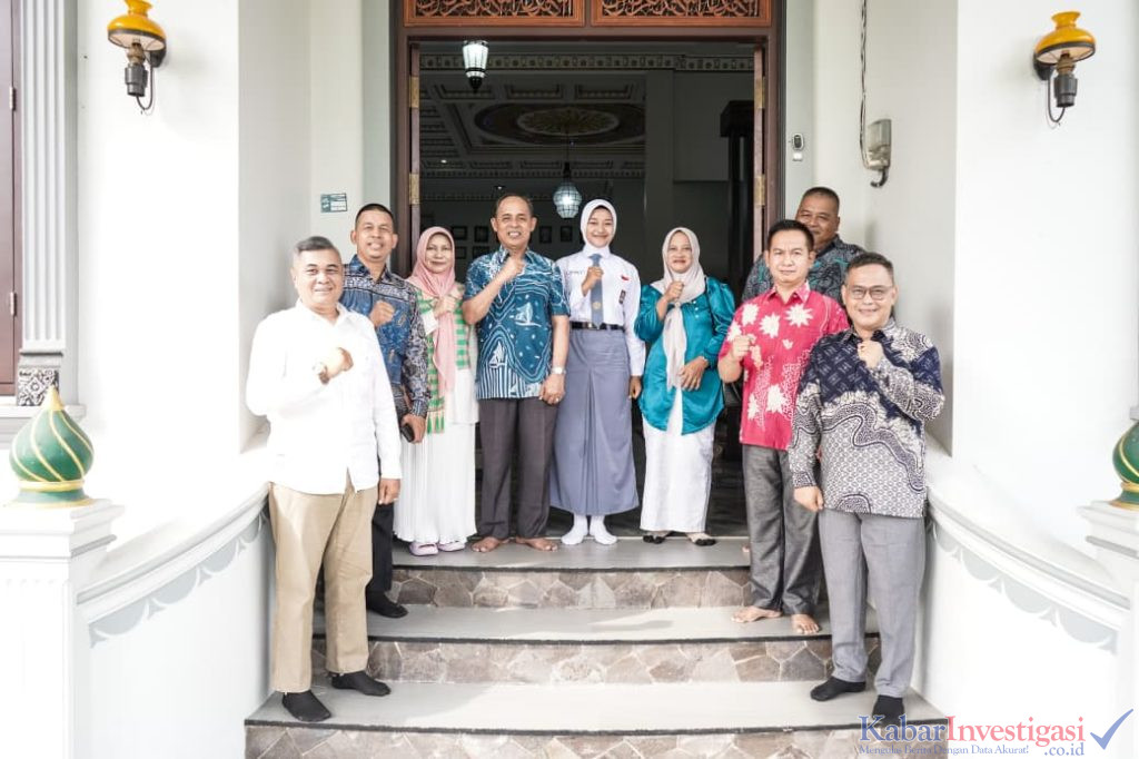 Bupati Herman dan Ketua TP-PKK Inhil Lepas Keberangkatan Arifa Rahma Maulydha ke Jakarta, Wakili Riau sebagai Paskibraka Nasional 2026